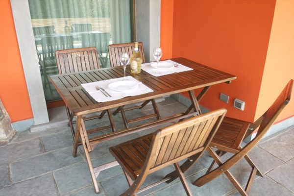Set tavolo 4 sedie in legno LOSA modello RODI 135x75x74 cm