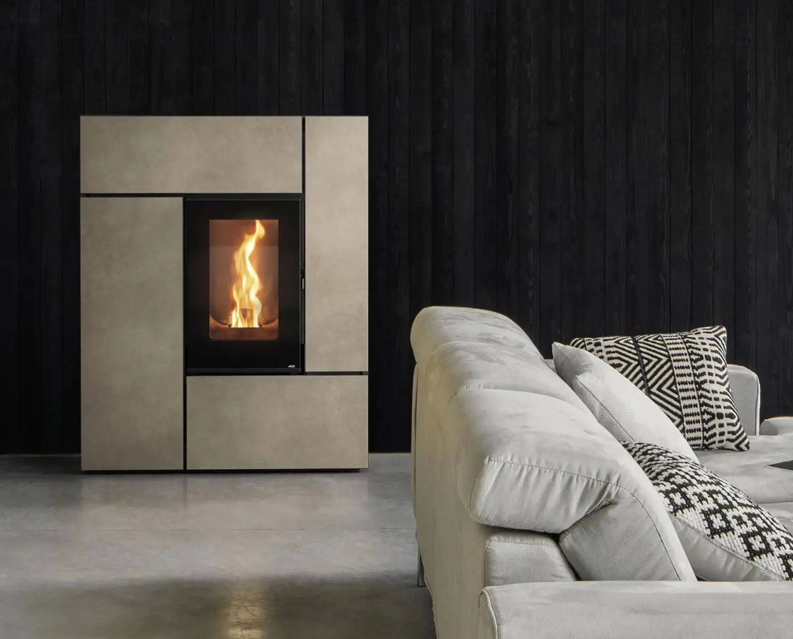 Stufa a pellet con rivestimento chiaro in un soggiorno con divano