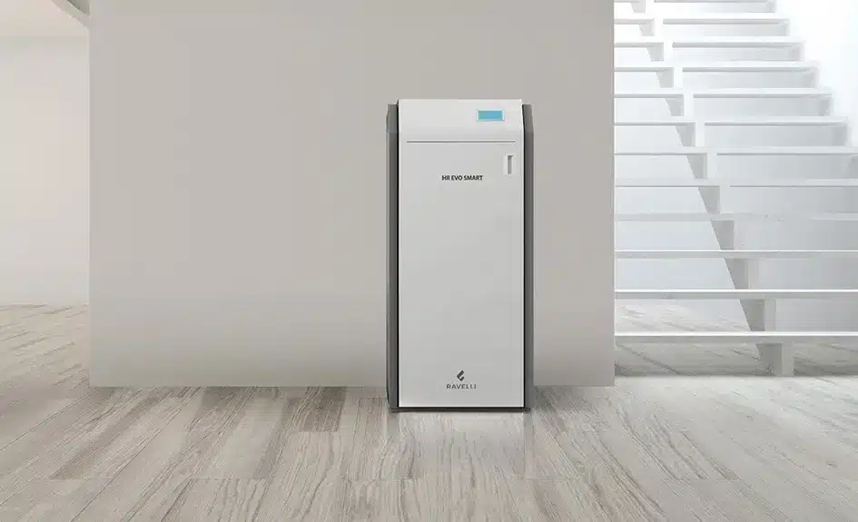 Caldaia bianca compatta in un ambiente minimale