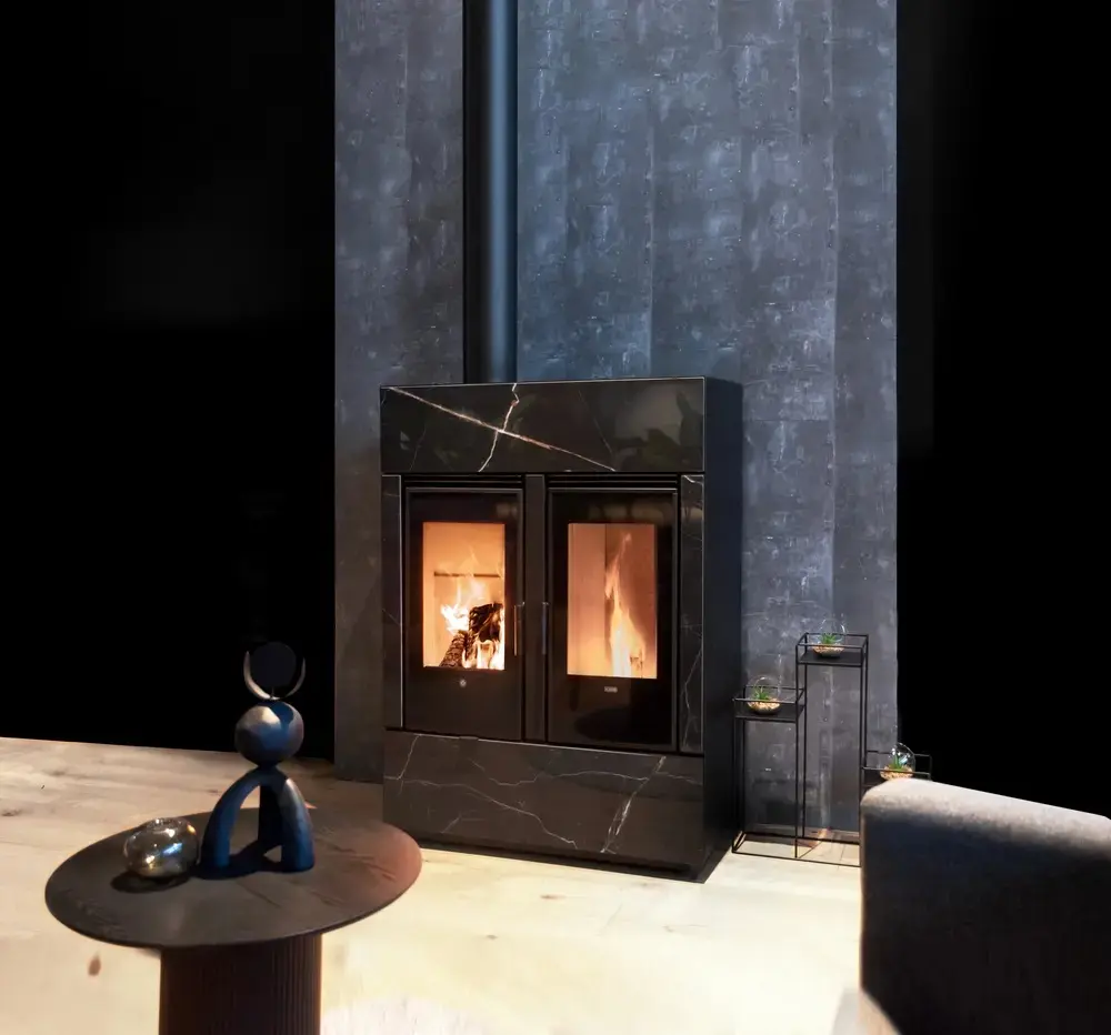 Stufa con rivestimento scuro in un ambiente elegante