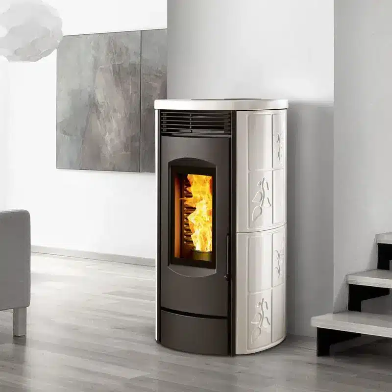 Stufa con fianchi in ceramica bianca decorata