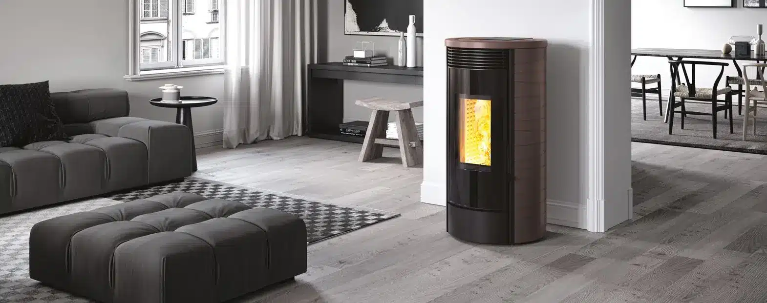 Stufa color bronzo in un soggiorno con divano