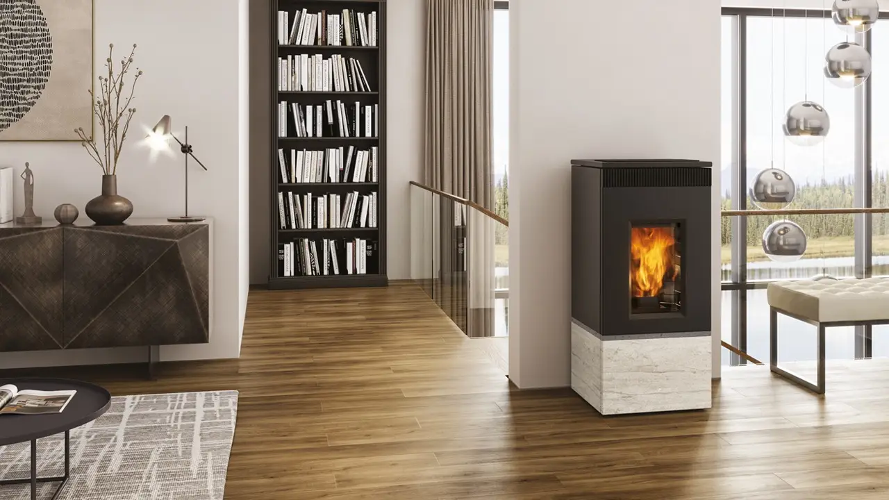 Stufa scura con base chiara su pavimento in parquet