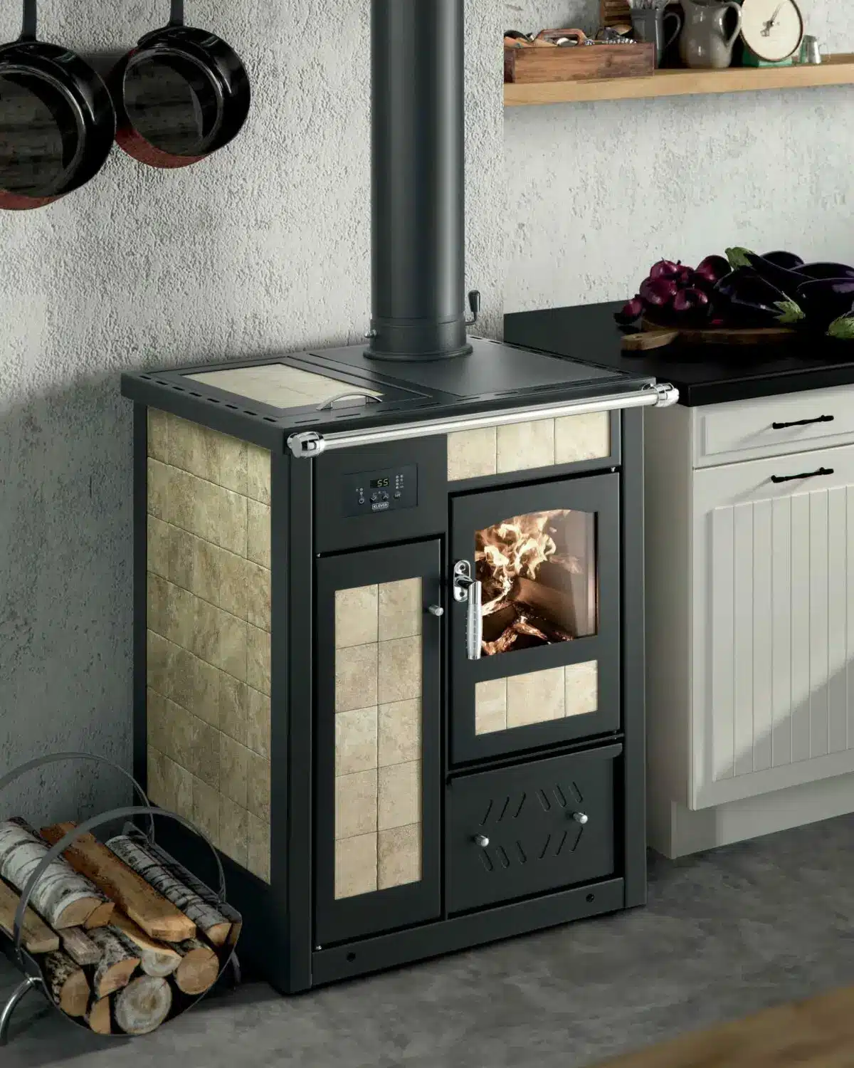 Cucina a legna con forno in una cucina rustica