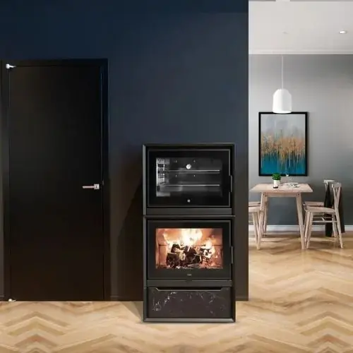 Stufa con forno in un ambiente con parete blu