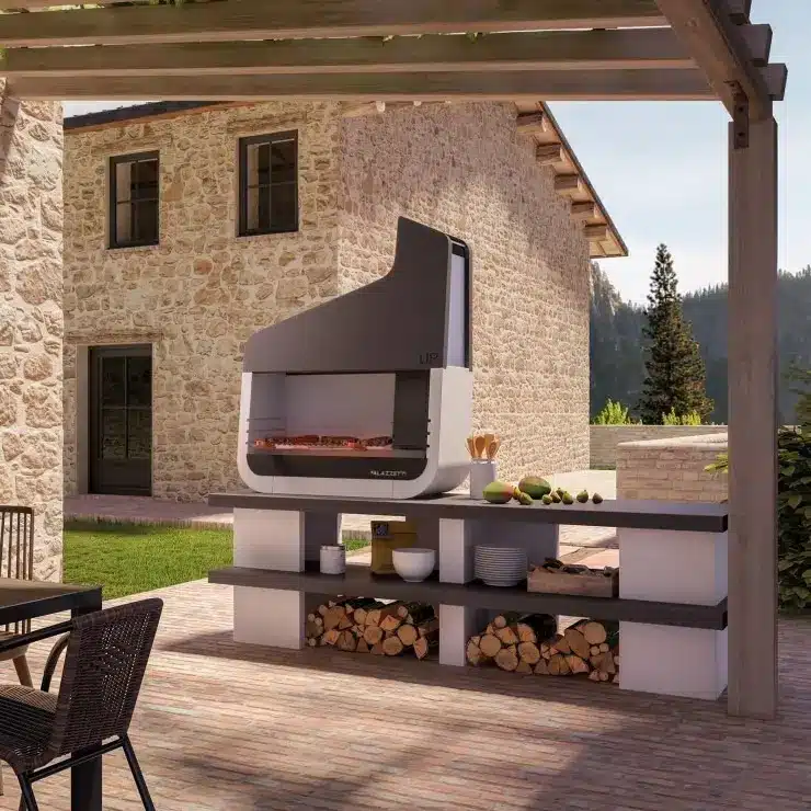 Cucina da esterno in muratura sotto un pergolato