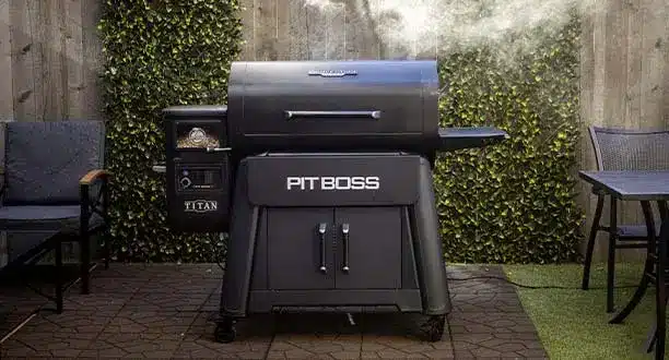 Barbecue a pellet Pit Boss nero in giardino
