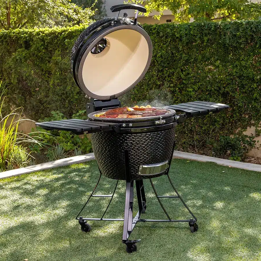 Kamado nero su carrello con griglia aperta