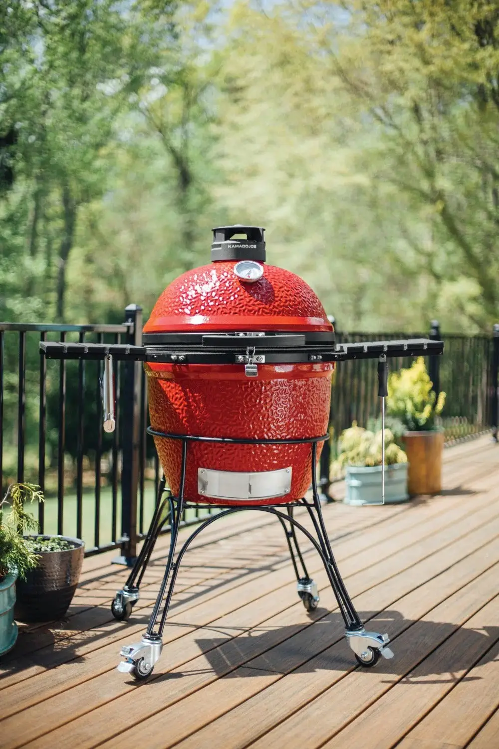 Kamado rosso su carrello in terrazza