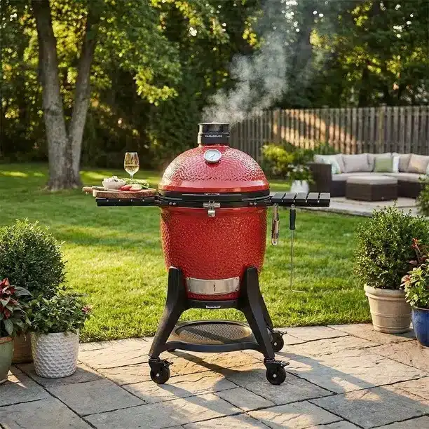 Kamado rosso su carrello in giardino