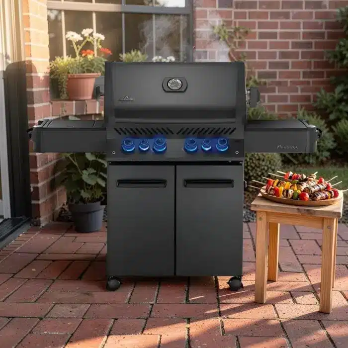 Barbecue a gas nero con piano di lavoro in laterizio