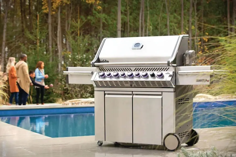 Barbecue a gas in acciaio a bordo piscina