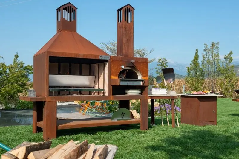 Cucina da esterno in corten con forno e barbecue